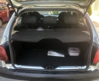 티라나에서에서 사용 가능한 전면 드라이브 시스템이 장착된 Peugeot 206 2005.