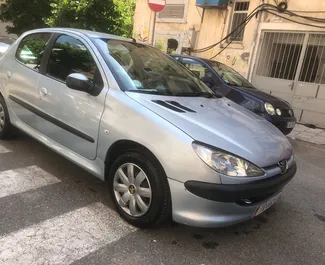 Frontvisning av en leiebil Peugeot 206 i Tirana, Albania ✓ Bil #9932. ✓ Manuell TM ✓ 0 anmeldelser.