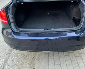 Volkswagen Passat kiralama için Arnavutluk'ta iç mekanı. Harika bir 5 koltuklu araba, Otomatik şanzıman ile.