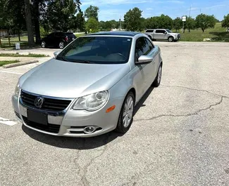 Vista frontal de um aluguel Volkswagen Eos no aeroporto de Tirana, Albânia ✓ Carro #10123. ✓ Transmissão Manual TM ✓ 0 avaliações.