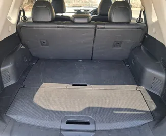 Interior de Nissan X-Trail para alquilar en Chipre. Un gran coche de 5 plazas con transmisión Automático.