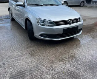 Frontvisning av en leiebil Volkswagen Jetta på Tirana lufthavn, Albania ✓ Bil #10036. ✓ Automatisk TM ✓ 0 anmeldelser.