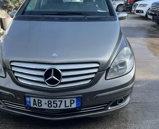 Vista frontal de um aluguel Mercedes-Benz B-Class no aeroporto de Tirana, Albânia ✓ Carro #10052. ✓ Transmissão Automático TM ✓ 0 avaliações.