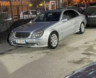 Vue de face d'une location Mercedes-Benz E-Class à l'aéroport de Tirana, Albanie ✓ Voiture #10051. ✓ Automatique TM ✓ 0 avis.