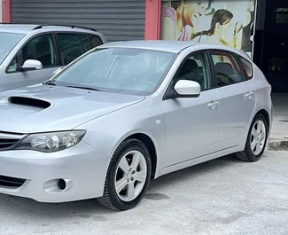 Predný pohľad na prenajaté auto Subaru Impreza v na letisku Tirana, Albánsko ✓ Auto č. 10049. ✓ Prevodovka Manuálne TM ✓ Hodnotenia 1.