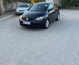 Predný pohľad na prenajaté auto Volkswagen Golf Plus v na letisku Tirana, Albánsko ✓ Auto č. 10038. ✓ Prevodovka Automatické TM ✓ Hodnotenia 0.