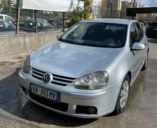 Vista frontal de um aluguel Volkswagen Golf 5 no aeroporto de Tirana, Albânia ✓ Carro #10039. ✓ Transmissão Automático TM ✓ 0 avaliações.