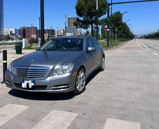 Sprednji pogled najetega avtomobila Mercedes-Benz E-Class v v Tirani, Albanija ✓ Avtomobil #9979. ✓ Menjalnik Samodejno TM ✓ Mnenja 0.