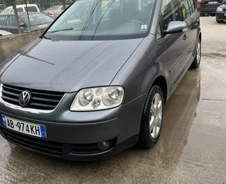 Ενοικίαση αυτοκινήτου Volkswagen Touran #10046 με κιβώτιο ταχυτήτων Αυτόματο στο αεροδρόμιο των Τιράνων, εξοπλισμένο με κινητήρα 1,9L ➤ Από Armand στην Αλβανία.