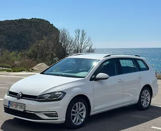 Vista frontal de un Volkswagen Golf Variant de alquiler en Rafailovici, Montenegro ✓ Coche n.º 10021. ✓ Automático TM ✓ 0 opiniones.