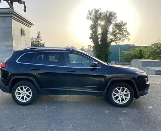 Jeep Cherokee kiralama. Konfor, SUV, Crossover Türünde Araç Kiralama Gürcistan'da ✓ Depozito 300 GEL ✓ TPL, CDW, Yolcular sigorta seçenekleri.