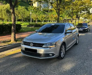 Přední pohled na pronájem Volkswagen Jetta v Tiraně, Albánie ✓ Auto č. 9570. ✓ Převodovka Automatické TM ✓ Recenze 0.