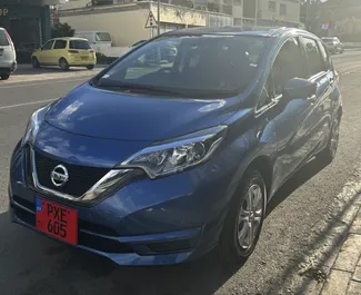 Vista frontal de un Nissan Note de alquiler en Limassol, Chipre ✓ Coche n.º 9614. ✓ Automático TM ✓ 1 opiniones.