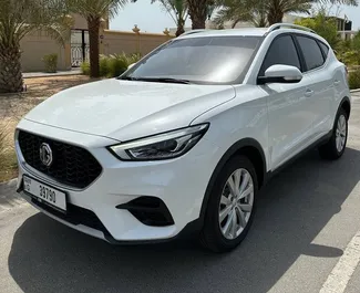 Vista frontal de um aluguel MG ZS no Dubai, Emirados Árabes Unidos ✓ Carro #10025. ✓ Transmissão Automático TM ✓ 0 avaliações.