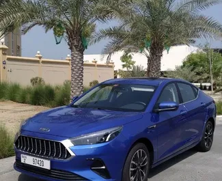 Vista frontal de un JAC J7 de alquiler en Dubai, EAU ✓ Coche n.º 10027. ✓ Automático TM ✓ 0 opiniones.