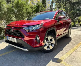 Vista frontal de un Toyota Rav4 de alquiler en Tiflis, Georgia ✓ Coche n.º 9866. ✓ Automático TM ✓ 0 opiniones.