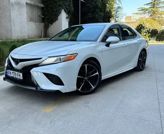 واجهة أمامية لسيارة إيجار Toyota Camry في في تبليسي, جورجيا ✓ رقم السيارة 9868. ✓ ناقل حركة أوتوماتيكي ✓ تقييمات 0.