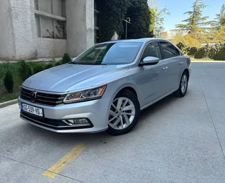 Sprednji pogled najetega avtomobila Volkswagen Passat v v Tbilisiju, Georgia ✓ Avtomobil #9869. ✓ Menjalnik Samodejno TM ✓ Mnenja 0.