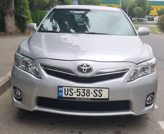 Vista frontal de un Toyota Camry de alquiler en Tiflis, Georgia ✓ Coche n.º 10143. ✓ Automático TM ✓ 0 opiniones.