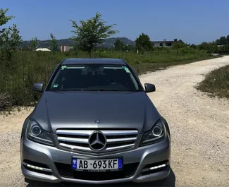 Sprednji pogled najetega avtomobila Mercedes-Benz C-Class v na letališču Tirana, Albanija ✓ Avtomobil #10312. ✓ Menjalnik Samodejno TM ✓ Mnenja 0.