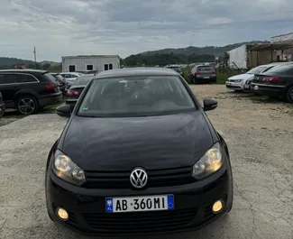 Vista frontal de um aluguel Volkswagen Golf 6 no aeroporto de Tirana, Albânia ✓ Carro #10311. ✓ Transmissão Automático TM ✓ 0 avaliações.