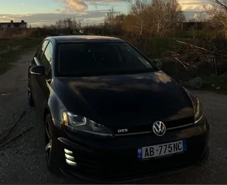 Vista frontal de um aluguel Volkswagen Golf 7 no aeroporto de Tirana, Albânia ✓ Carro #10309. ✓ Transmissão Automático TM ✓ 0 avaliações.