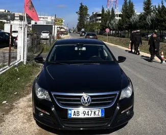 Sprednji pogled najetega avtomobila Volkswagen Passat-CC v na letališču Tirana, Albanija ✓ Avtomobil #10306. ✓ Menjalnik Samodejno TM ✓ Mnenja 0.