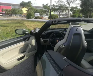 Motor Gasolina de 3,0L de Porsche 911 Carrera Cabrio 2022 para alquilar en en el aeropuerto de Ibiza.