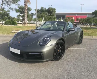 Vista frontal de un Porsche 911 Carrera Cabrio de alquiler en el aeropuerto de Ibiza, España ✓ Coche n.º 10455. ✓ Automático TM ✓ 0 opiniones.