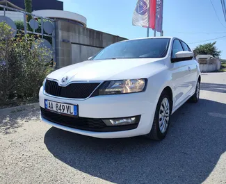 Vista frontal de um aluguel Skoda Rapid Spaceback em Tirana, Albânia ✓ Carro #10342. ✓ Transmissão Automático TM ✓ 0 avaliações.