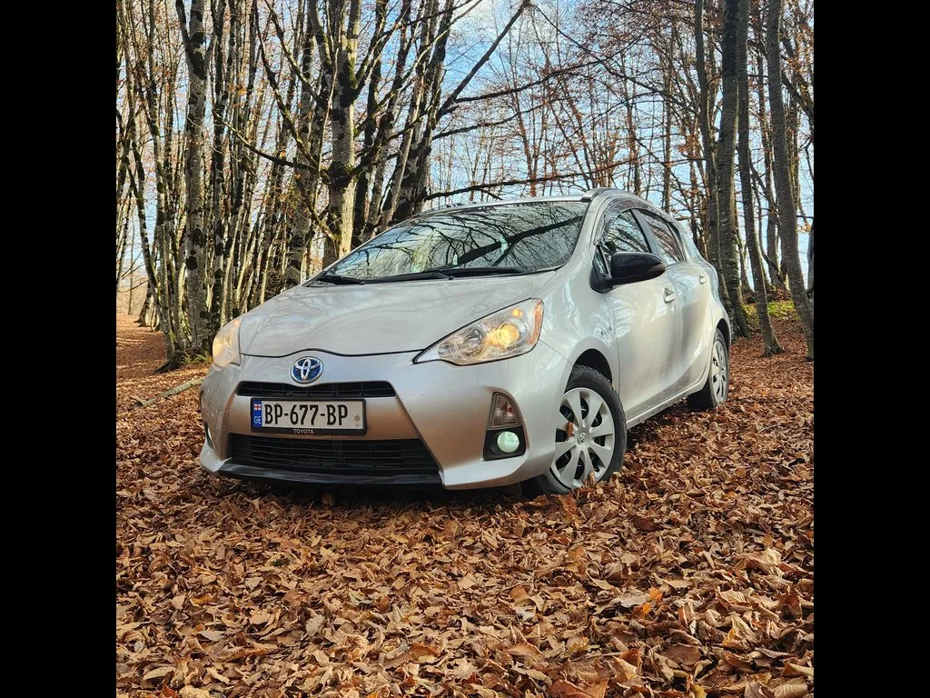 Аренда Toyota Prius C #6484 в Тбилиси, Грузия ➤ TakeCars.com