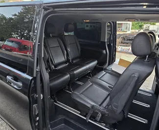 Interior de Mercedes-Benz Vito para alquilar en Montenegro. Un gran coche de 9 plazas con transmisión Automático.