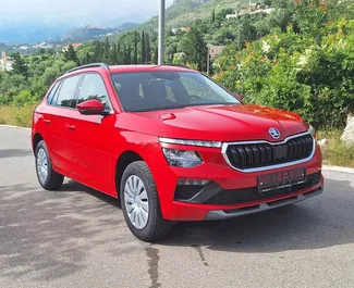 Vista frontal de un Skoda Kamiq de alquiler en Budva, Montenegro ✓ Coche n.º 10478. ✓ Automático TM ✓ 0 opiniones.