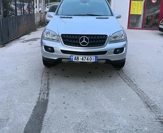 Vista frontal de um aluguel Mercedes-Benz ML-Class no aeroporto de Tirana, Albânia ✓ Carro #10439. ✓ Transmissão Automático TM ✓ 0 avaliações.