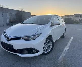 Frontvisning av en leiebil Toyota Auris i Mytilene, Hellas ✓ Bil #10404. ✓ Manuell TM ✓ 0 anmeldelser.