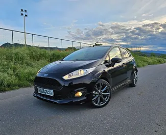 Vista frontal de un Ford Fiesta de alquiler en Mitilene, Grecia ✓ Coche n.º 10482. ✓ Manual TM ✓ 0 opiniones.