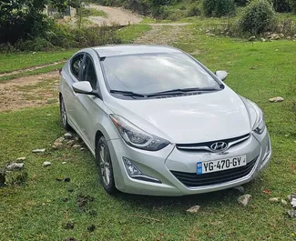 Vista frontal de un Hyundai Elantra de alquiler en el aeropuerto de Kutaisi, Georgia ✓ Coche n.º 7090. ✓ Automático TM ✓ 8 opiniones.