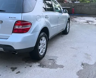 Mercedes-Benz ML-Class 2007 location de voiture en Albanie, avec ✓ Essence carburant et 215 chevaux ➤ À partir de 40 EUR par jour.