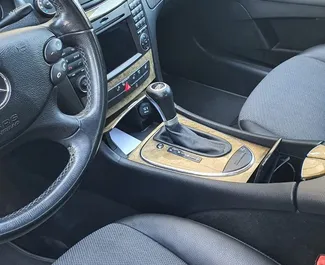 Interior de Mercedes-Benz E-Class para alquilar en Albania. Un gran coche de 5 plazas con transmisión Automático.