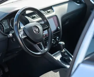 ポドゴリツァにてでのレンタル用Skoda Octavia Combi 2019のディーゼル 1.6Lエンジン。