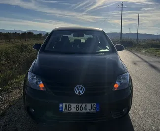 Sprednji pogled najetega avtomobila Volkswagen Golf Plus v na letališču Tirana, Albanija ✓ Avtomobil #10303. ✓ Menjalnik Priročnik TM ✓ Mnenja 0.