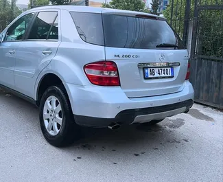 Mercedes-Benz ML-Class kiralama. Konfor, Premium, SUV Türünde Araç Kiralama Arnavutluk'ta ✓ Depozito 200 EUR ✓ TPL, CDW, FDW sigorta seçenekleri.