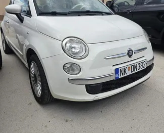 Frontvisning av en leiebil Fiat 500 i Niksic, Montenegro ✓ Bil #10475. ✓ Manuell TM ✓ 3 anmeldelser.