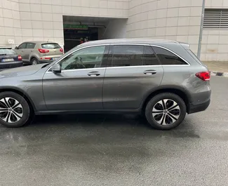 在 在塞浦路斯 租赁 Mercedes-Benz GLC-Class 2020 汽车，特点包括 ✓ 使用 Petrol 燃料和 197 马力 ➤ 起价 200 EUR 每天。