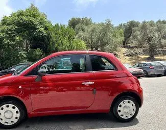 Frontvisning av en leiebil Fiat 500 i Mytilene, Hellas ✓ Bil #10395. ✓ Manuell TM ✓ 0 anmeldelser.