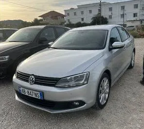 Vista frontal de um aluguel Volkswagen Jetta no aeroporto de Tirana, Albânia ✓ Carro #10464. ✓ Transmissão Automático TM ✓ 0 avaliações.