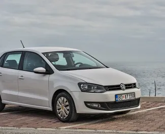 Vista frontal de un Volkswagen Polo de alquiler en Budva, Montenegro ✓ Coche n.º 10480. ✓ Automático TM ✓ 1 opiniones.