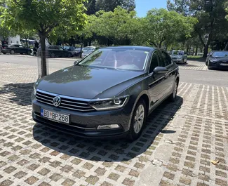 Frontvisning av en leiebil Volkswagen Passat i Budva, Montenegro ✓ Bil #10393. ✓ Automatisk TM ✓ 0 anmeldelser.