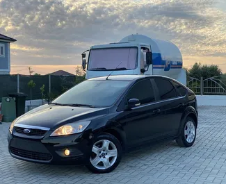 Vista frontal de un Ford Focus de alquiler en el aeropuerto de Tirana, Albania ✓ Coche n.º 10467. ✓ Manual TM ✓ 0 opiniones.