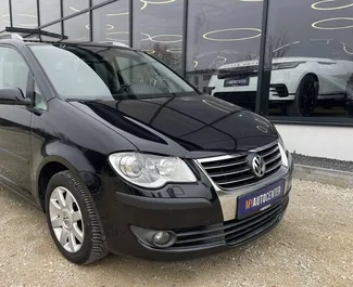 Predný pohľad na prenajaté auto Volkswagen Touran v v Tirane, Albánsko ✓ Auto č. 10498. ✓ Prevodovka Automatické TM ✓ Hodnotenia 0.